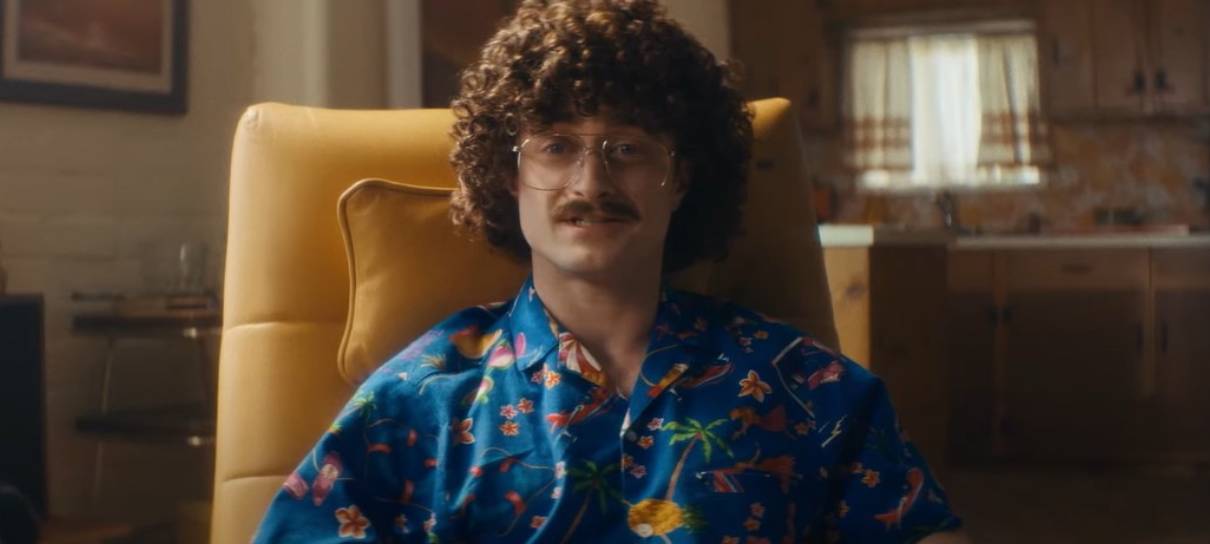 Daniel Radcliffe é o esquisito e carismático Weird Al em trailer de cinebiografia