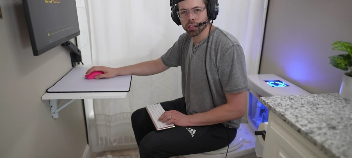 Homem constrói PC gamer totalmente funcional em uma... privada. Sério.