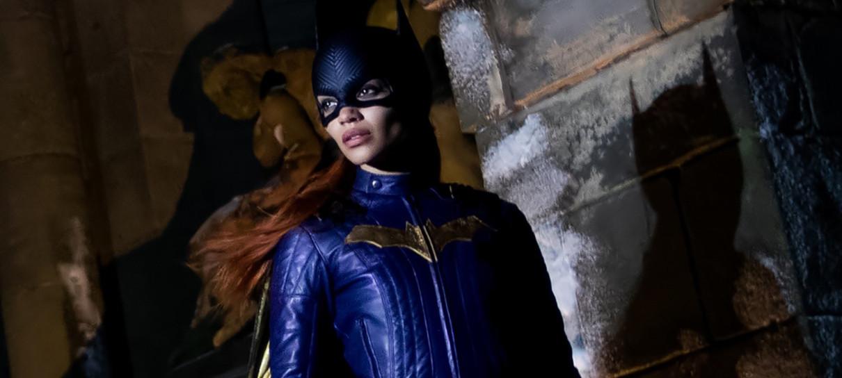 Batgirl: Leslie Grace revela uniforme alternativo em foto dos bastidores