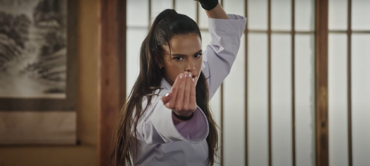 Bruna Marquezine vira karatê kid em zoeirinha de Cobra Kai