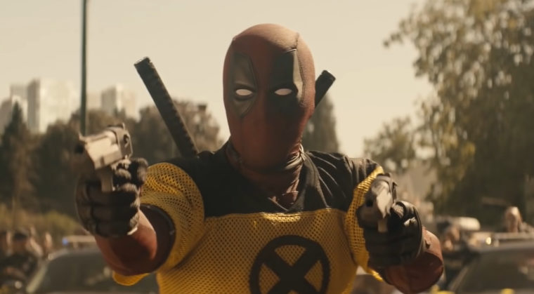 Deadpool vestindo uma camisa dos X-Men