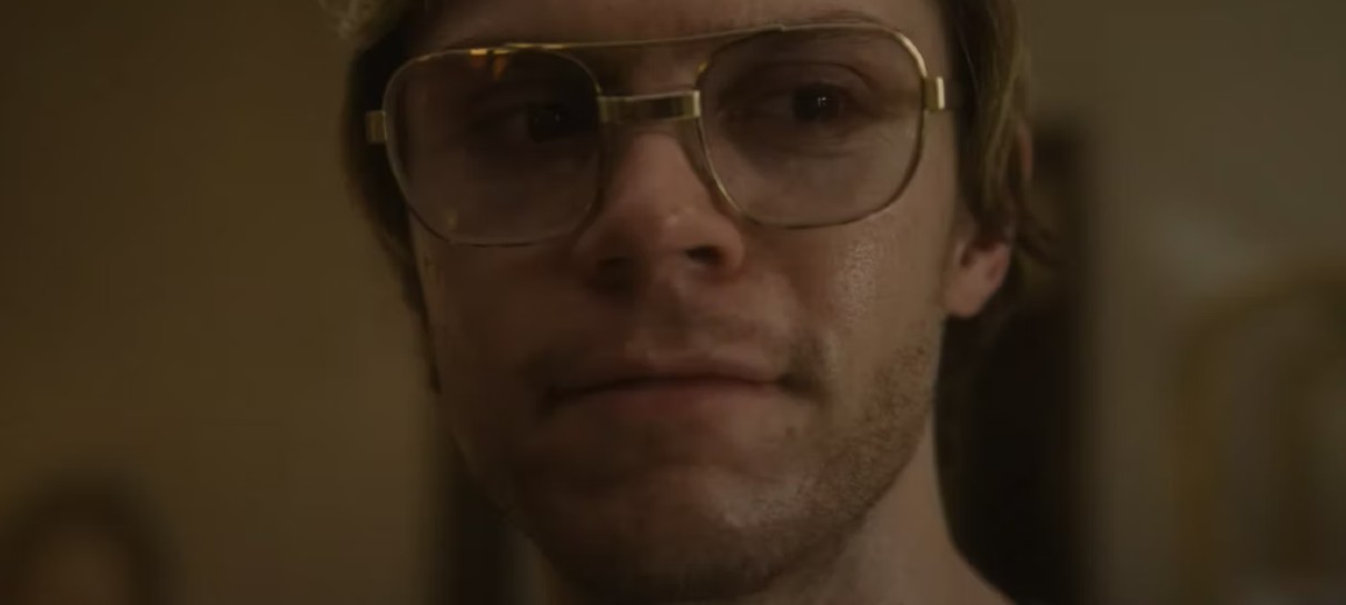 Evan Peters vive serial killer real em trailer de Dahmer: Um Canibal Americano