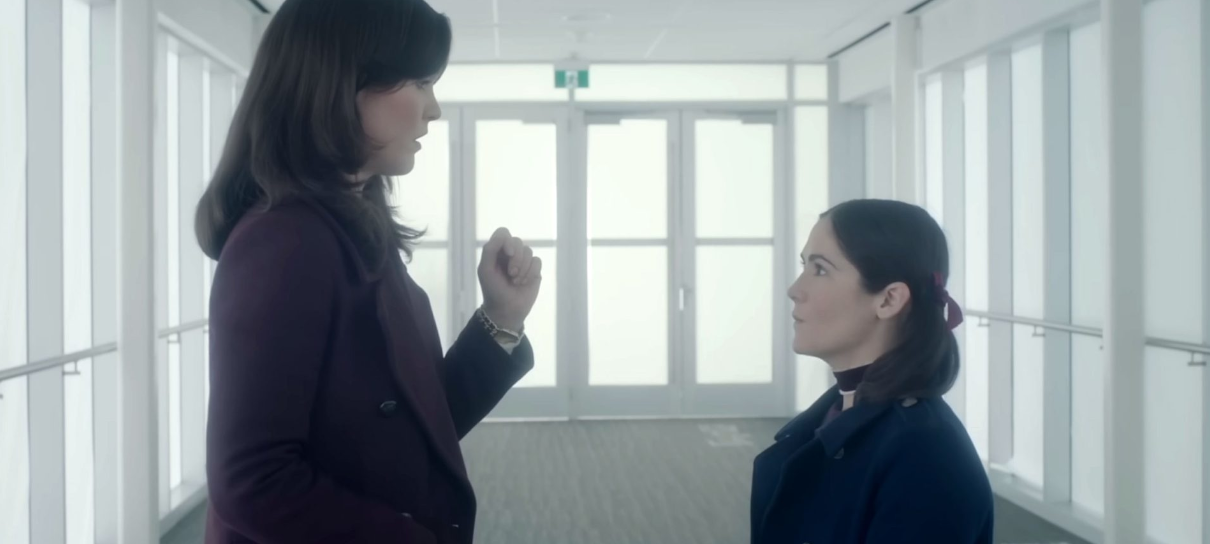 Atores de Órfã 2 usaram saltos para ficarem mais altos do que Isabelle Fuhrman