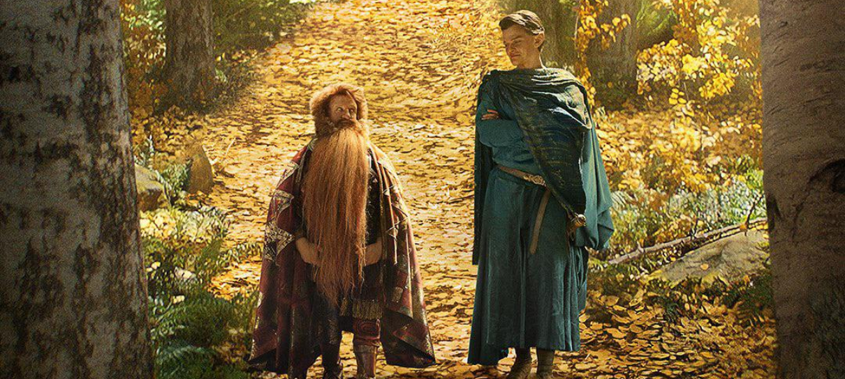 Ator de Elrond na série de Senhor dos Anéis revela como cenas com anãos foram gravadas