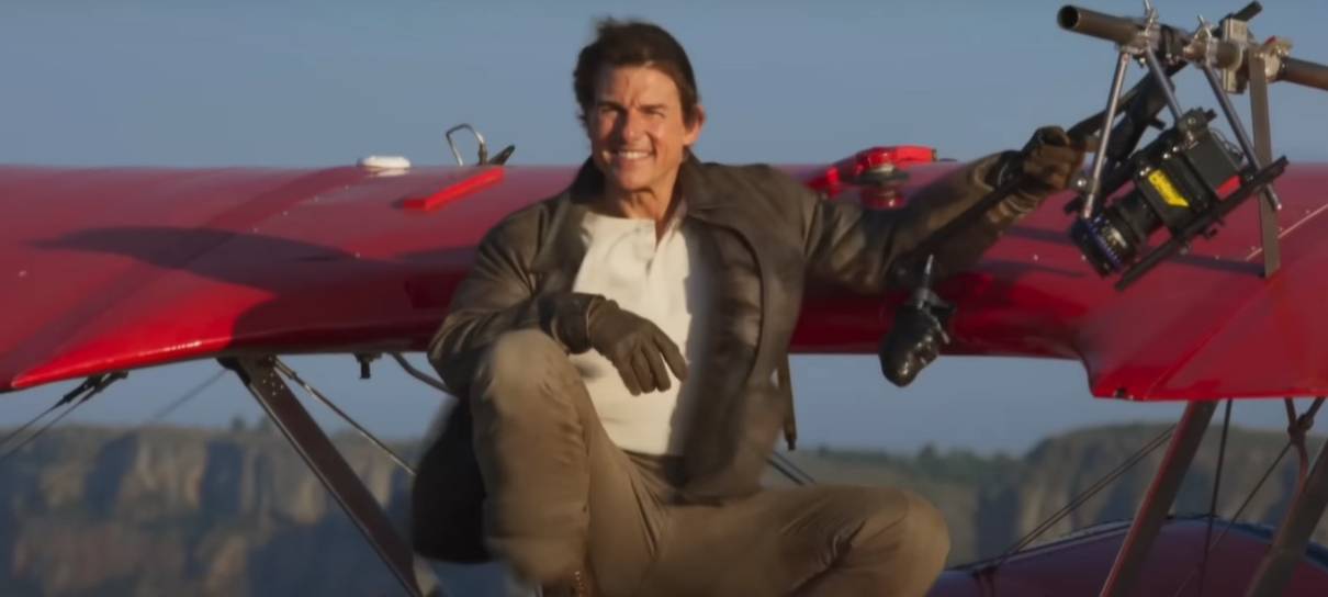 Tom Cruise desafia o perigo e tira onda ao ficar DE PÉ em avião em pleno ar