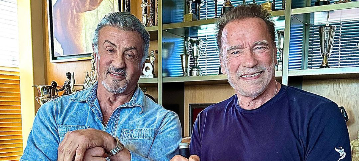 Arnold Schwarzenegger e Sylvester Stallone se reúnem para cortar abóboras de Halloween
