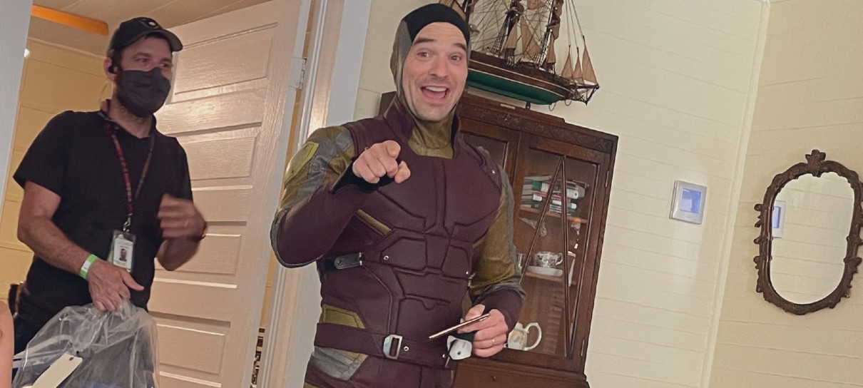 Charlie Cox experimenta novo traje do Demolidor em bastidores de Mulher-Hulk