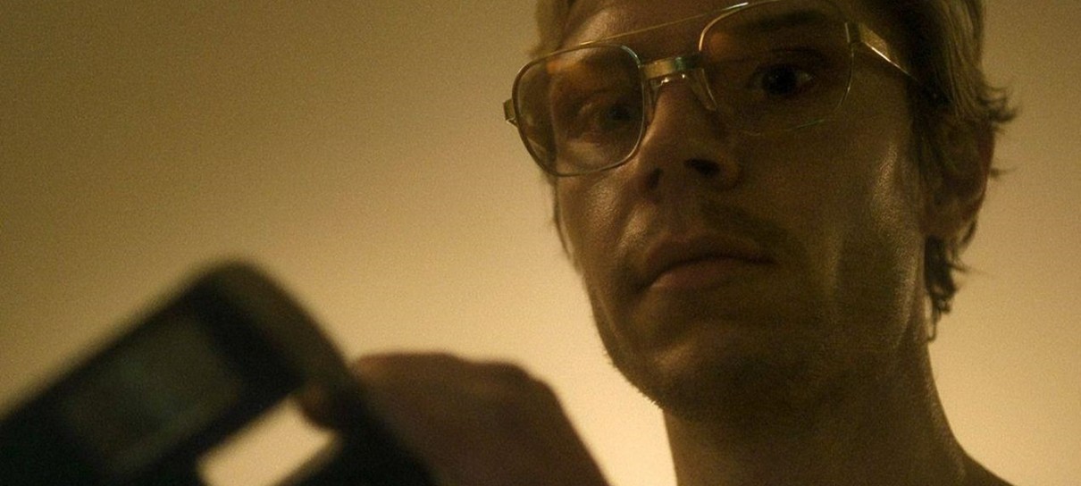 Após polêmica, Ryan Murphy diz que procurou famílias das vítimas de Dahmer antes da série