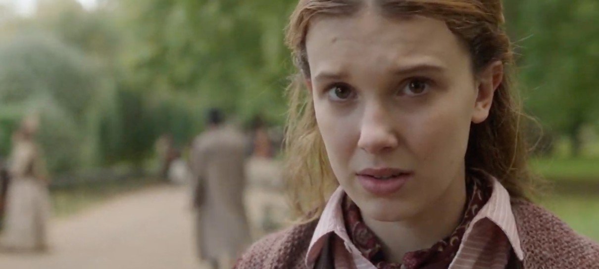 Millie Bobby Brown desvenda mistérios em novo trailer de Enola Holmes 2