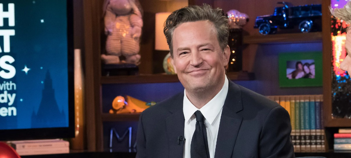 Matthew Perry se desculpa após frase polêmica sobre Keanu Reeves em livro