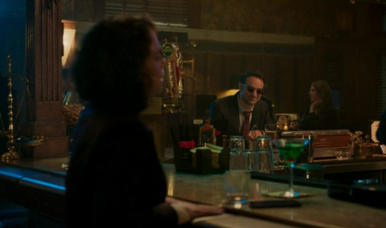 Jennifer Walters e Matt Murdock flertam em bar