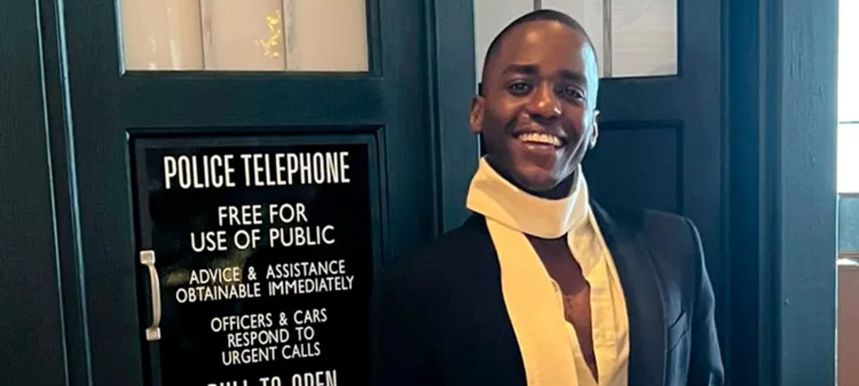 Nova foto de Doctor Who mostra Ncuti Gatwa ao lado da TARDIS
