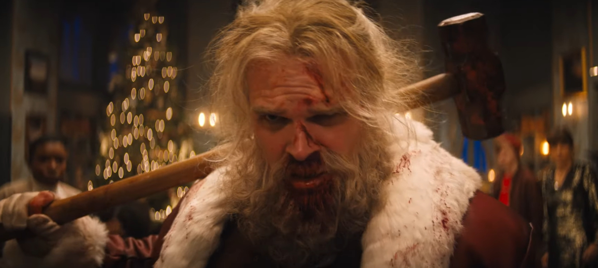David Harbour vira Papai Noel porradeiro no trailer de Noite Infeliz