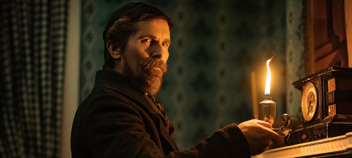 Christian Bale é destaque em fotos de The Pale Blue Eye, filme sobre Edgar Allan Poe