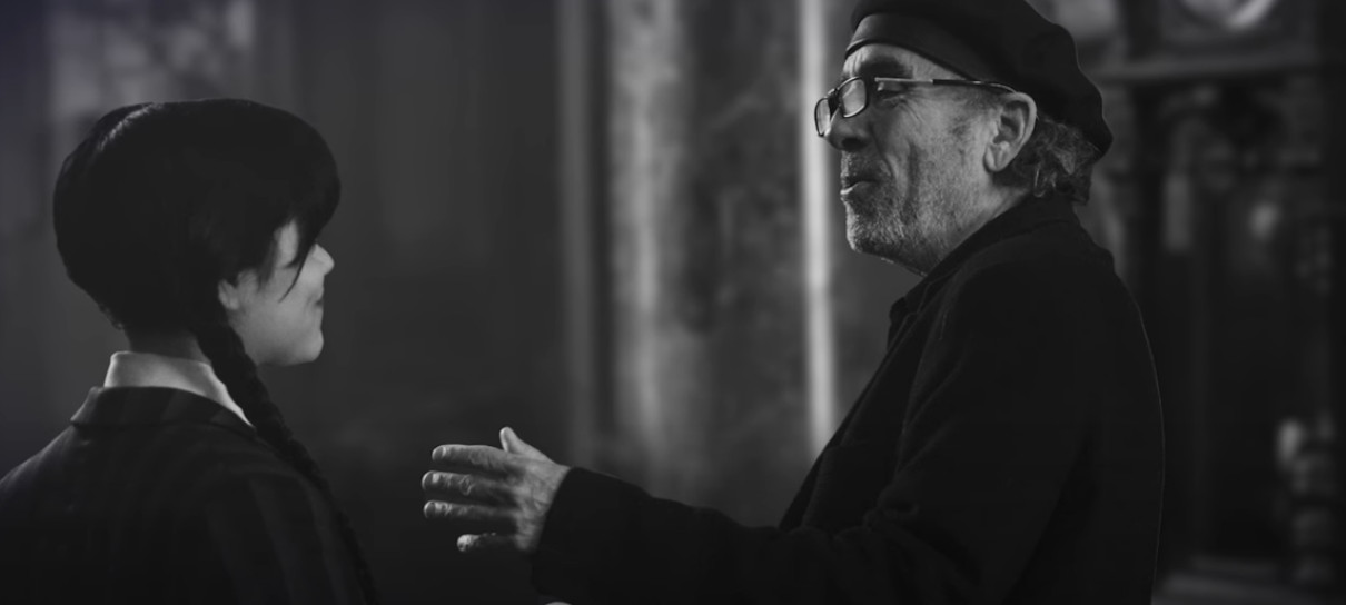 Elenco e produção de Wandinha elogiam Tim Burton em vídeo dos bastidores