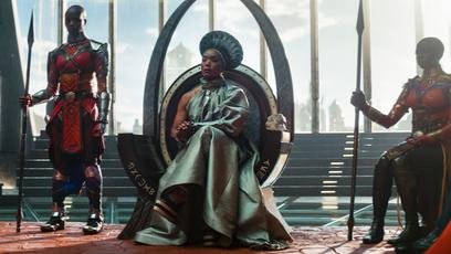 Angela Bassett reclamou com diretor por reviravolta de Pantera Negra: Wakanda para Sempre