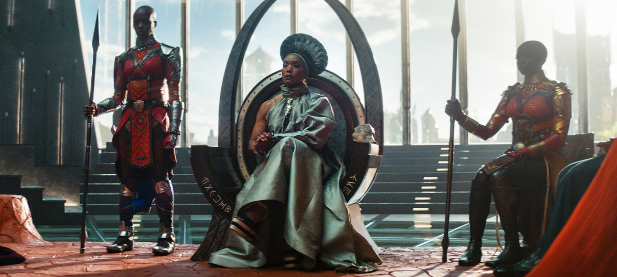 Angela Bassett reclamou com diretor por reviravolta de Pantera Negra: Wakanda para Sempre