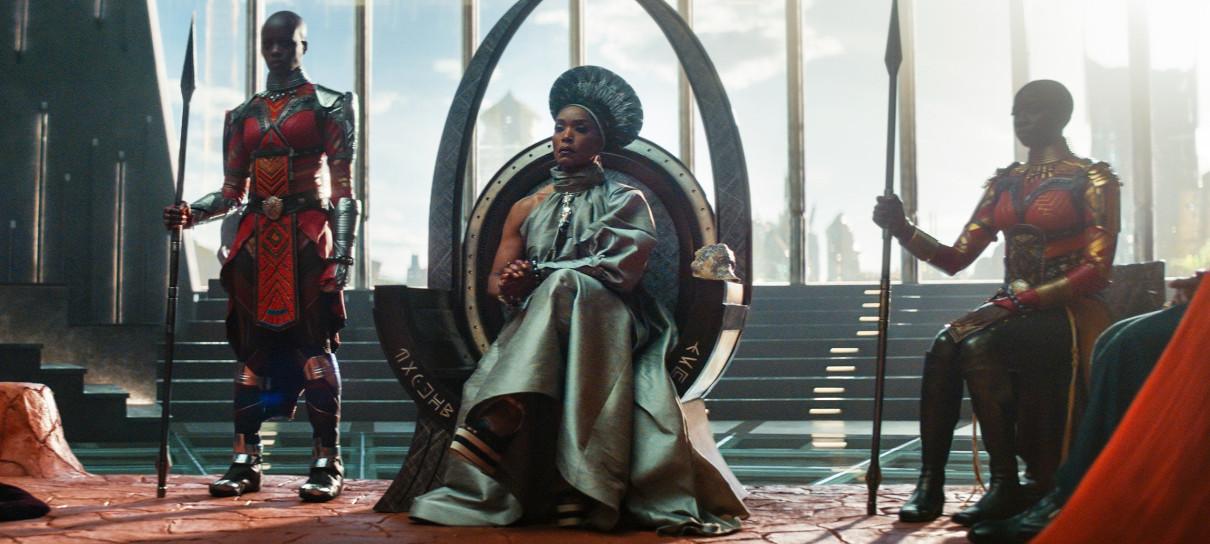 Angela Bassett reclamou com diretor por reviravolta de Pantera Negra: Wakanda para Sempre