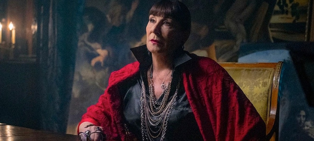 Anjelica Huston é confirmada em Ballerina, derivado de John Wick