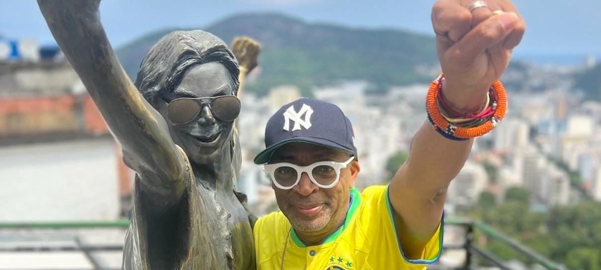 Spike Lee visita o Rio de Janeiro e tira foto com estátua de Michael Jackson