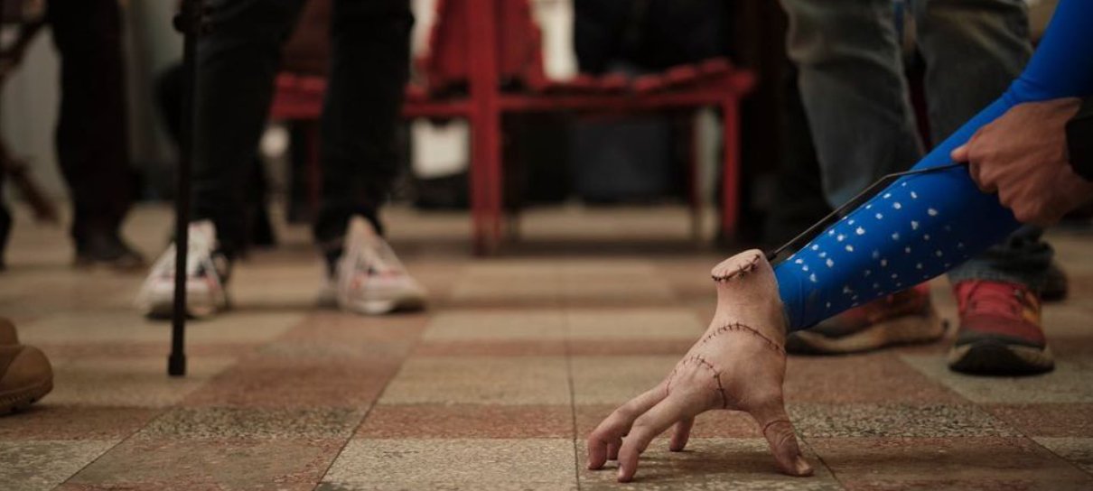 Fotos mostram bastidores inusitados de Mãozinha em Wandinha