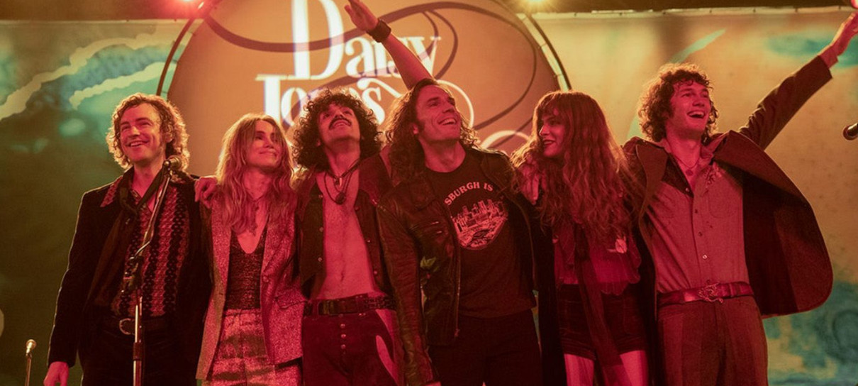 Primeiro teaser de Daisy Jones and the Six mostra a banda de rock subindo ao palco