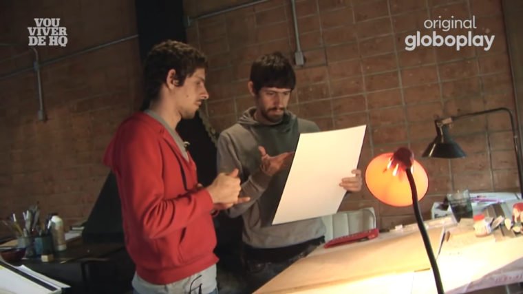 Fábio Moon e Gabriel Bá trabalham em Daytripper em cena do documentário Vou Viver de HQ, do Globoplay