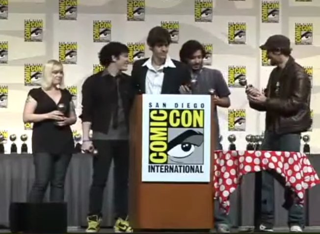 Fábio Moon e Gabriel Bá recebendo o Prêmio Eisner ao lado de Becky Cloonan, Vasilis Lolos e Rafael Grampá