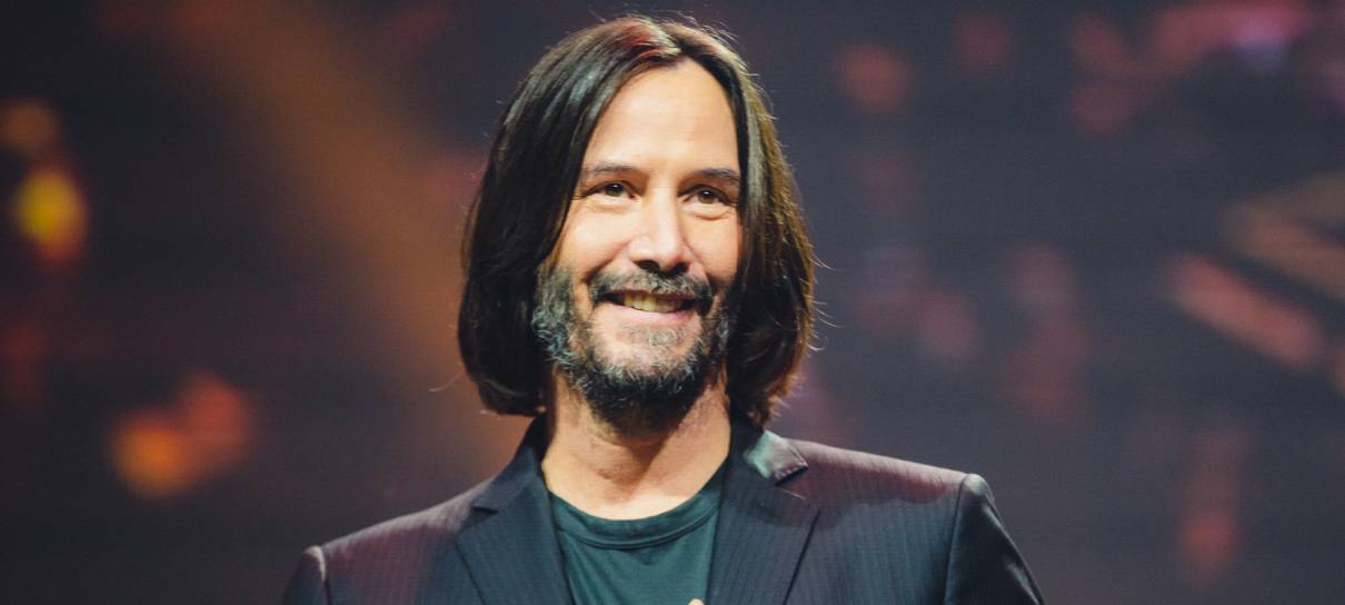 Keanu Reeves se ajoelha para público brasileiro durante apresentação de John Wick 4