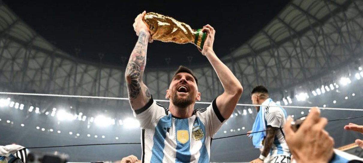 Foto de Messi com a taça da Copa do Mundo se torna a mais curtida