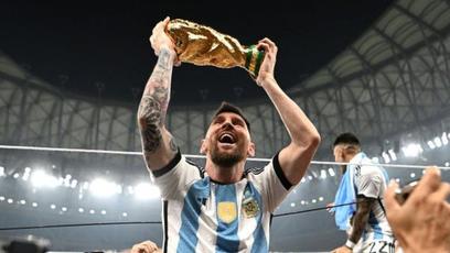 Foto de Messi com taça da Copa do Mundo torna-se a mais curtida do Instagram