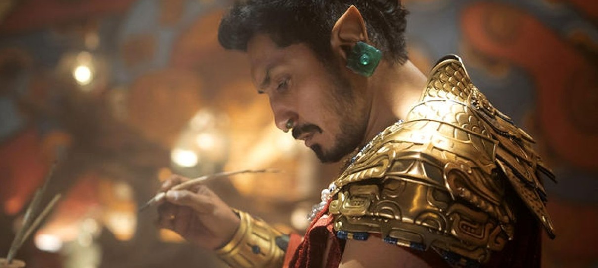 No Brasil, Tenoch Huerta celebra Chadwick Boseman e revela paixão por cinema nacional
