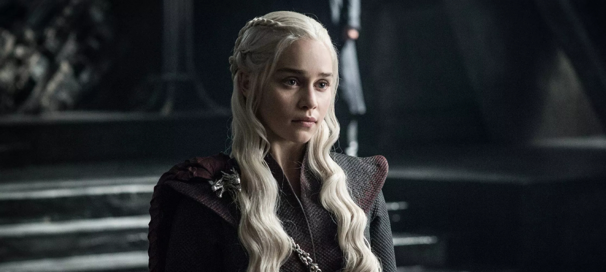 Emilia Clarke diz que não consegue assistir A Casa do Dragão