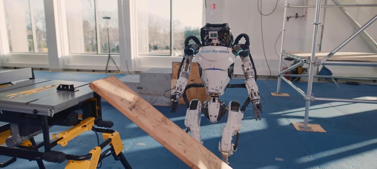 Robô da Boston Dynamics ajuda em obra e dá piruetas em novo vídeo