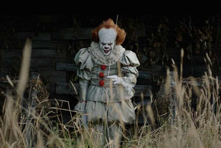 Bill Skarsgard como o aterrorizante palhaço Pennywise em It - A Coisa