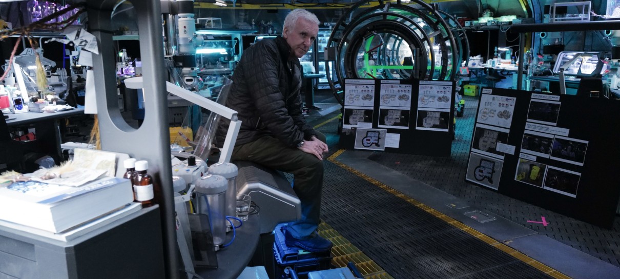 James Cameron comemora sucesso de Avatar 2 e diz: "Chega de streaming"