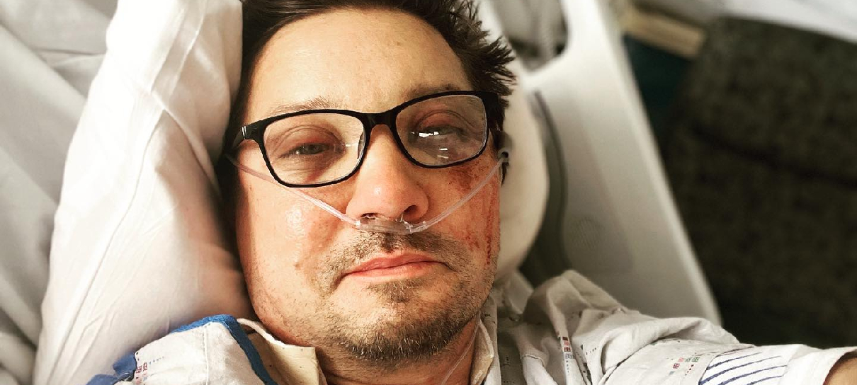 Jeremy Renner posta foto e agradece apoio dos fãs após acidente