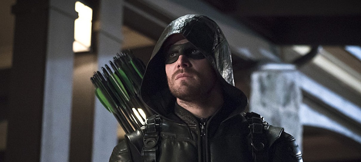 Stephen Amell celebra retorno como Oliver Queen em imagem dos bastidores de The Flash