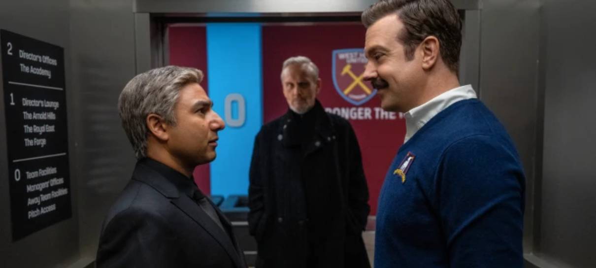 Ted Lasso e Nathan se encontram em foto da 3ª temporada