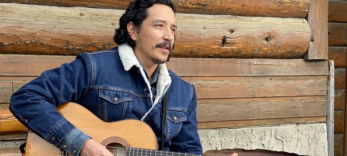 Ator do Tommy tocava Johnny Cash nos bastidores de The Last of Us