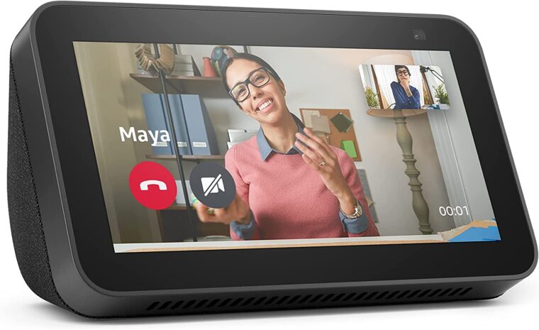 Echo Show com relógio é um dos dispositivos Echo com desconto na Amazon