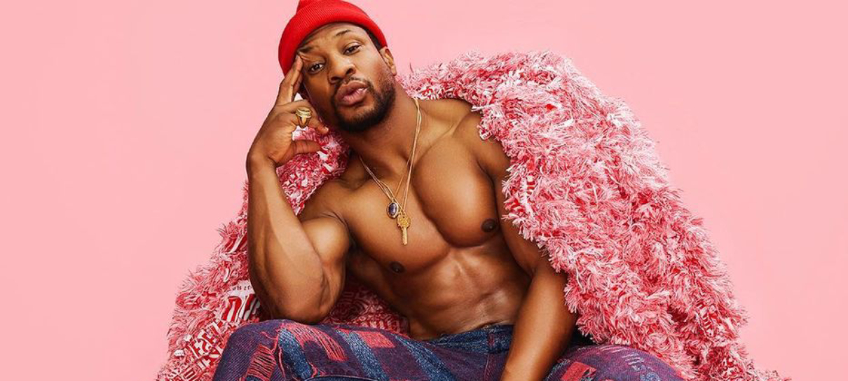 Jonathan Majors une moda e animes durante ensaio inspirado em One Piece