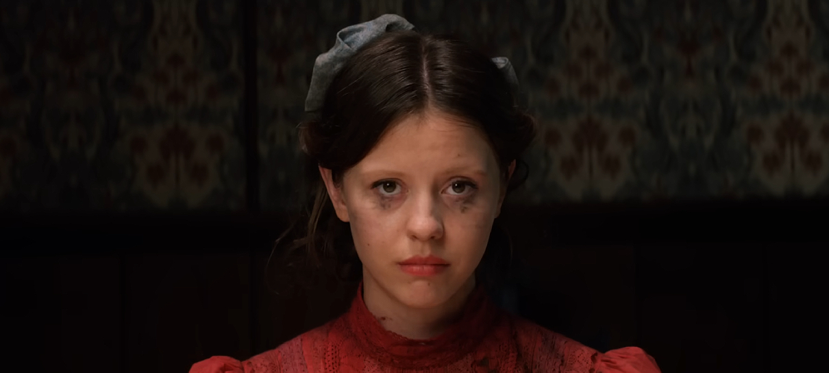 Quem é Mia Goth, a talentosa estrela de Pearl com DNA brasileiro