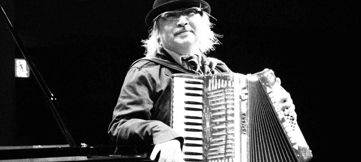 Tohru Okada, compositor do som de logo da PlayStation, morre aos 73 anos