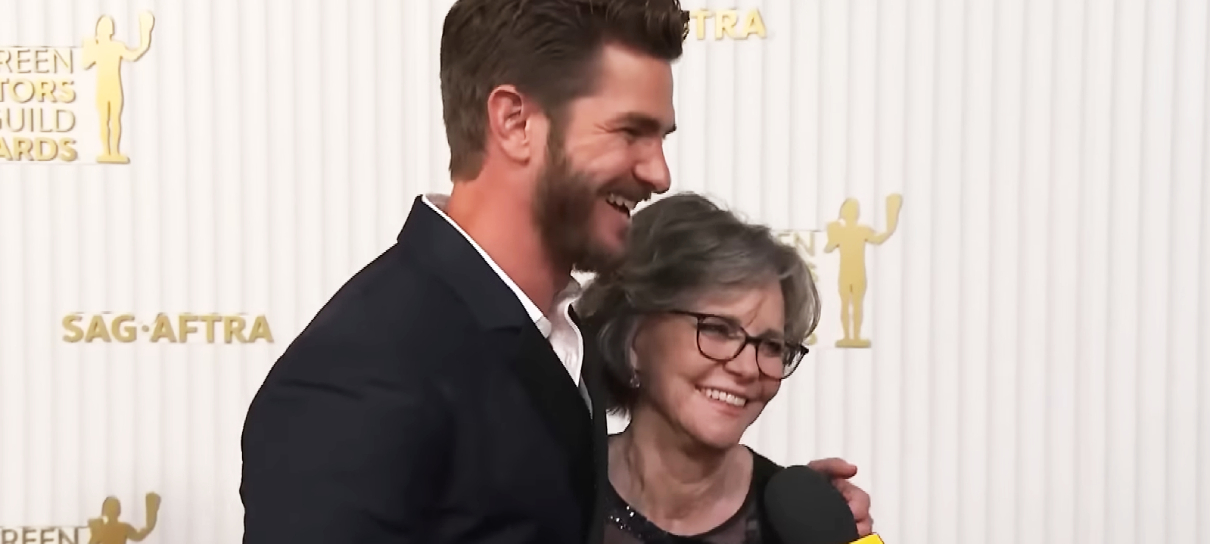 Andrew Garfield tem momentos fofos com Sally Field, a tia May de Espetacular Homem-Aranha