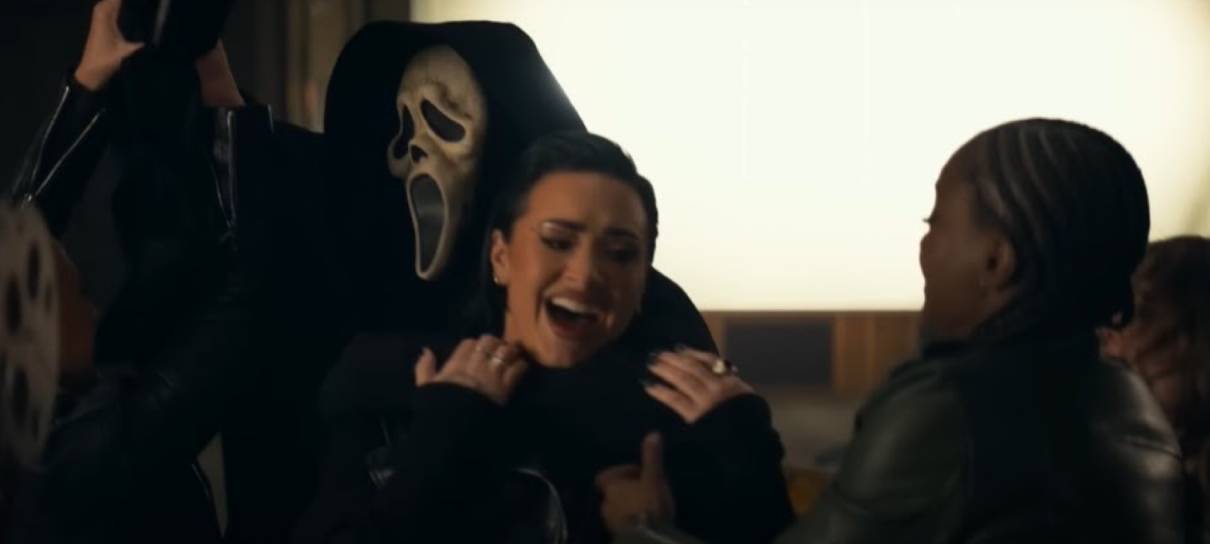 Demi Lovato encara Ghostface em clipe do tema de Pânico 6