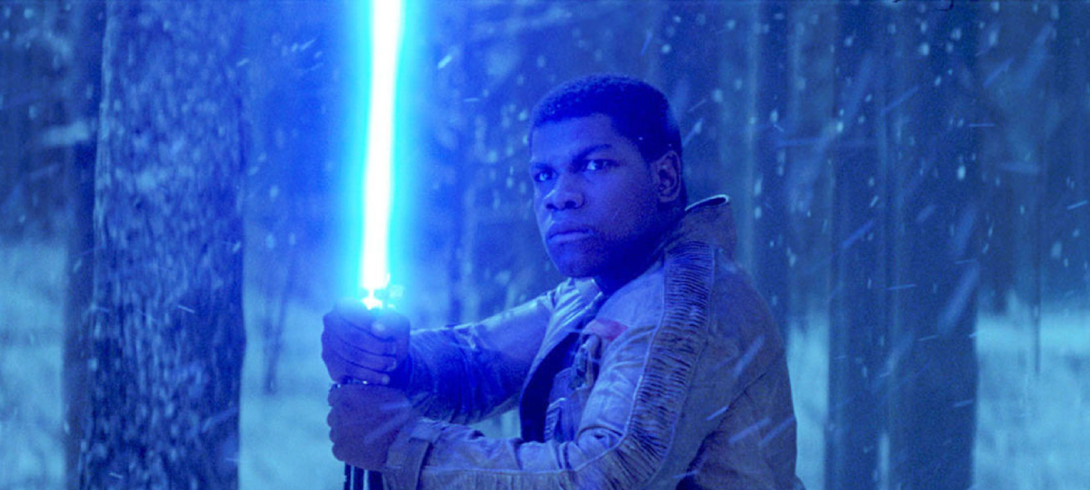 John Boyega revela lado bom de deixar Star Wars: "ser fã de novo"