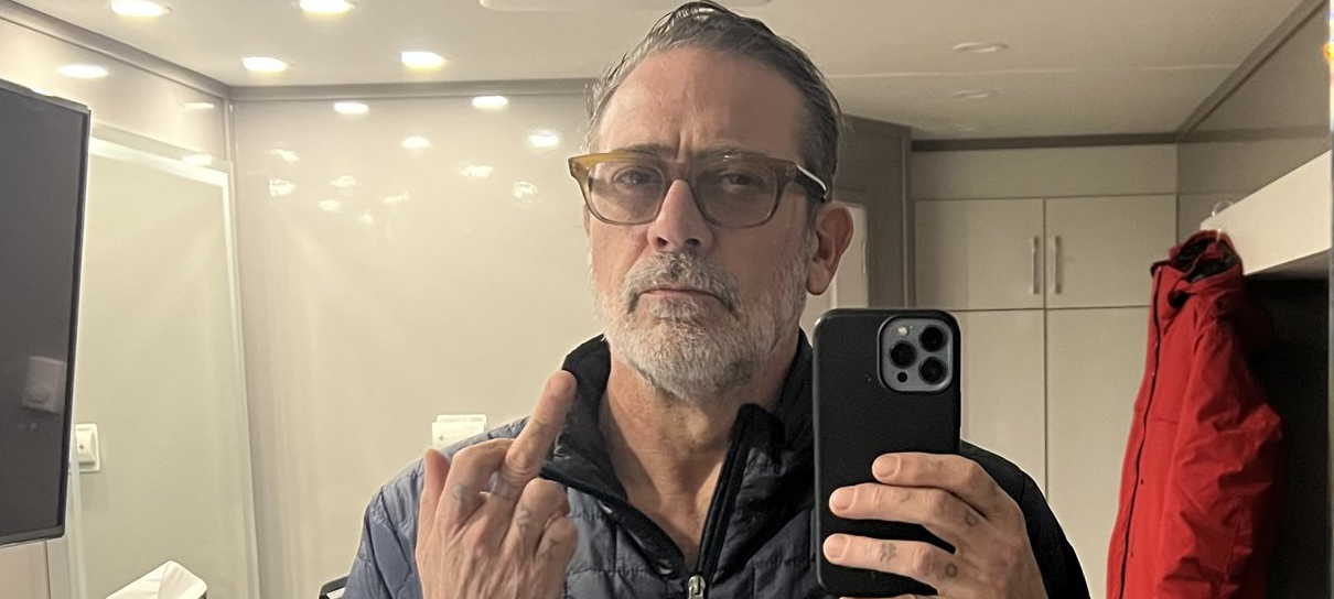 Jeffrey Dean Morgan dá o dedo em foto dos bastidores de The Boys