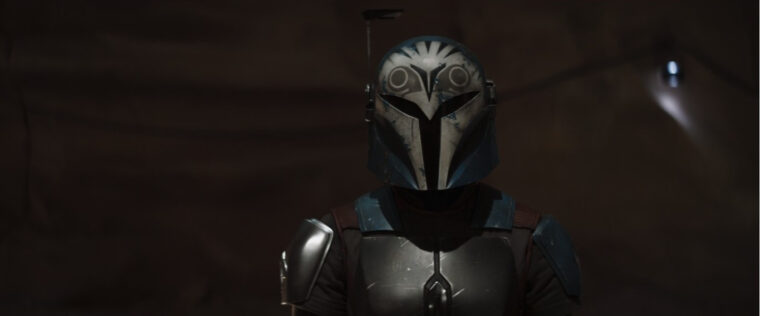 Bo-Katan Kryze usando o emblema do Mitossauro em The Mandalorian (LucasFilm/Reprodução)
