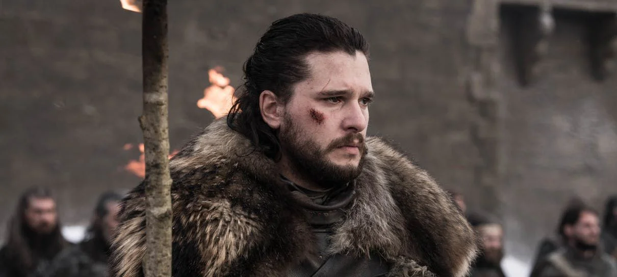 Kit Harington diz que é "difícil assistir" A Casa do Dragão